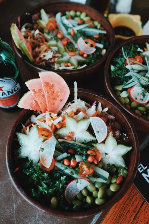 Salades met verse groenten en fruit
